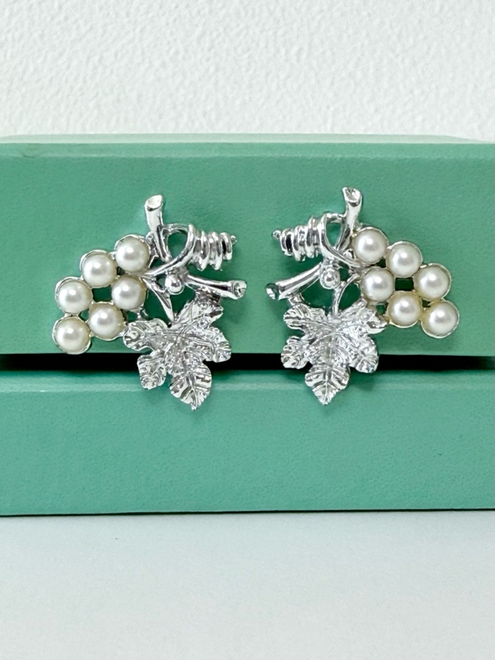 Vintage Mid Century Silver Tone Faux Pearl Grape Cluster Clip Earrings 1”